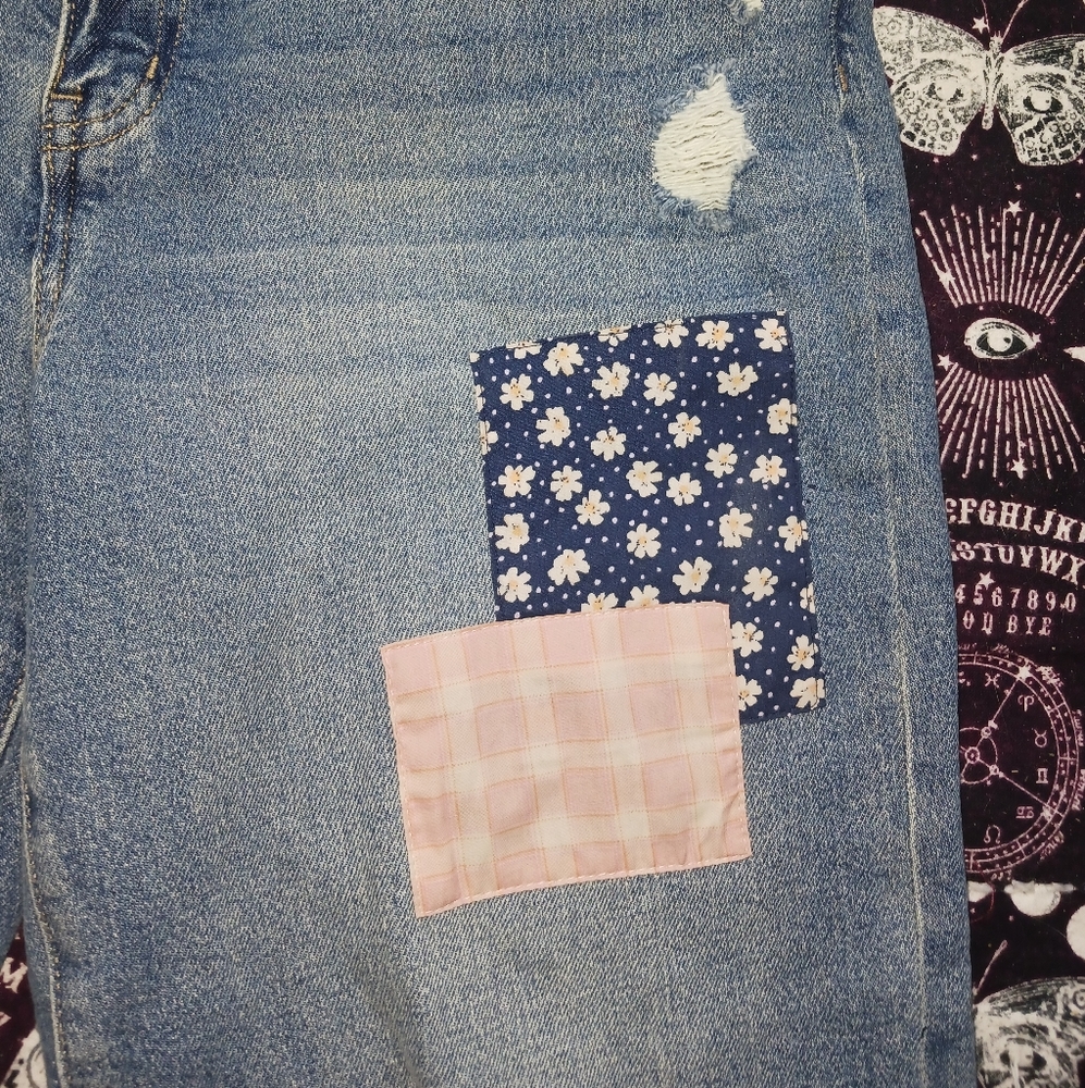 WOMAN'S HIGH RISE BLUE RIPPED PATCHWORK JEANS - Picture 7 of 11